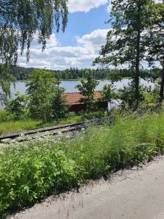Följ vägen med järnvägen på vänster sida