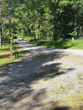 Sväng vänster vid vägen och fortsätt runt sjön