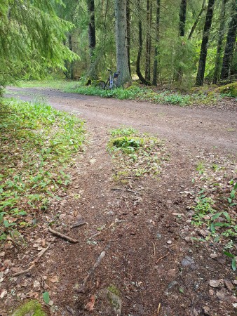 Sväng vänster in på enskild väg (tomten till höger)