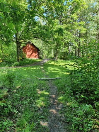 Framme vid studentkårens Norreda torp. Cykla förbi det röda huset